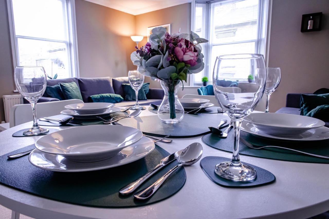 Lord Street - 2 Beautiful Apartments - Sleep Up To 14 Guests - By Rework Accommodation Chester Extérieur photo