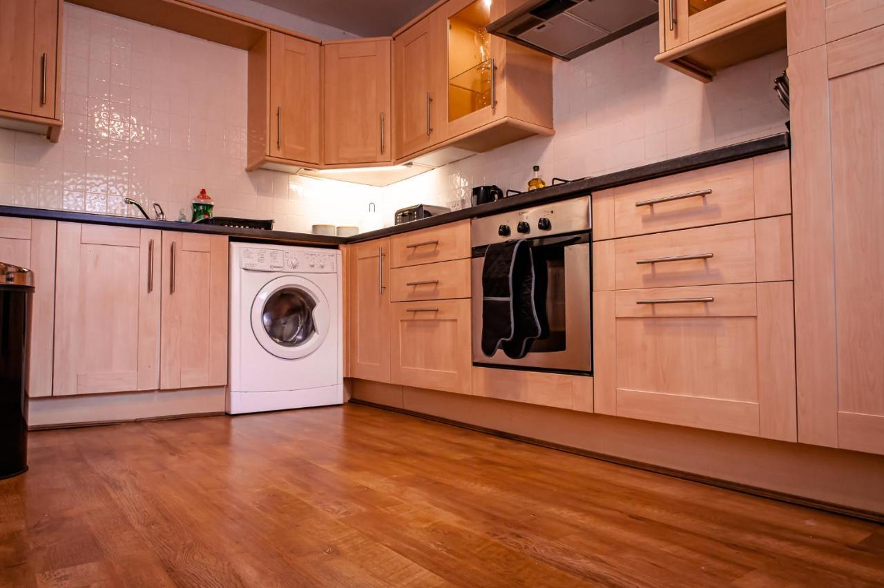 Lord Street - 2 Beautiful Apartments - Sleep Up To 14 Guests - By Rework Accommodation Chester Extérieur photo