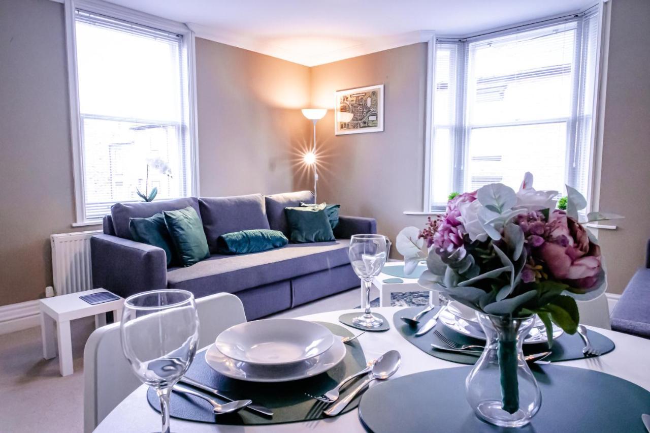 Lord Street - 2 Beautiful Apartments - Sleep Up To 14 Guests - By Rework Accommodation Chester Extérieur photo