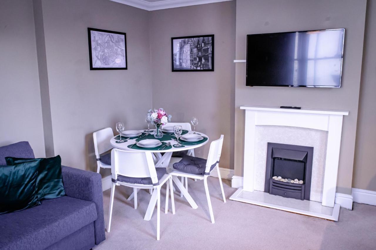 Lord Street - 2 Beautiful Apartments - Sleep Up To 14 Guests - By Rework Accommodation Chester Extérieur photo