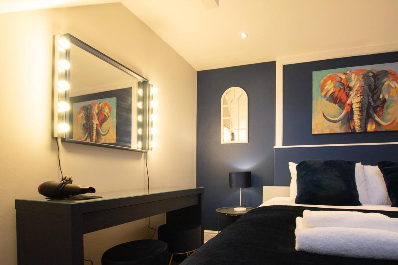 Lord Street - 2 Beautiful Apartments - Sleep Up To 14 Guests - By Rework Accommodation Chester Extérieur photo