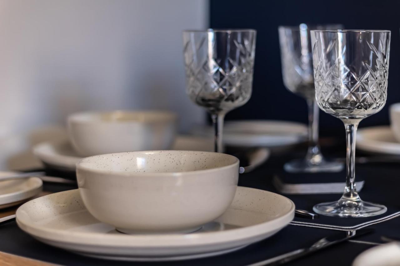 Lord Street - 2 Beautiful Apartments - Sleep Up To 14 Guests - By Rework Accommodation Chester Extérieur photo