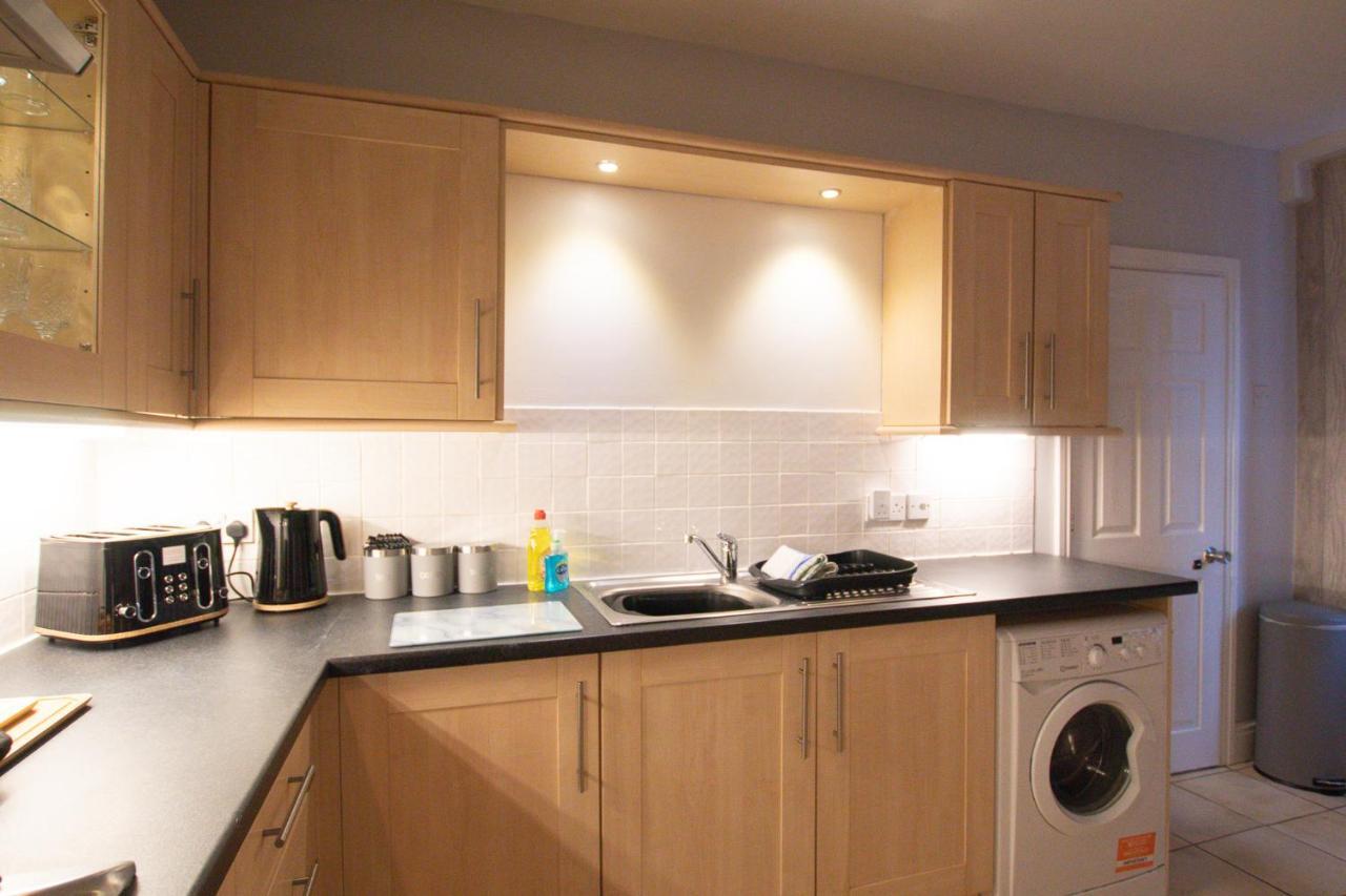 Lord Street - 2 Beautiful Apartments - Sleep Up To 14 Guests - By Rework Accommodation Chester Extérieur photo