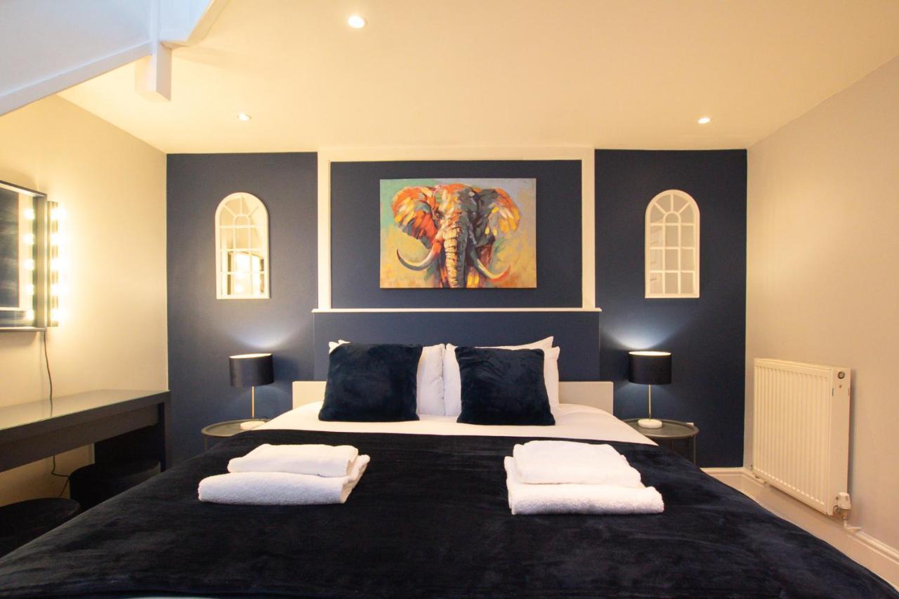 Lord Street - 2 Beautiful Apartments - Sleep Up To 14 Guests - By Rework Accommodation Chester Extérieur photo
