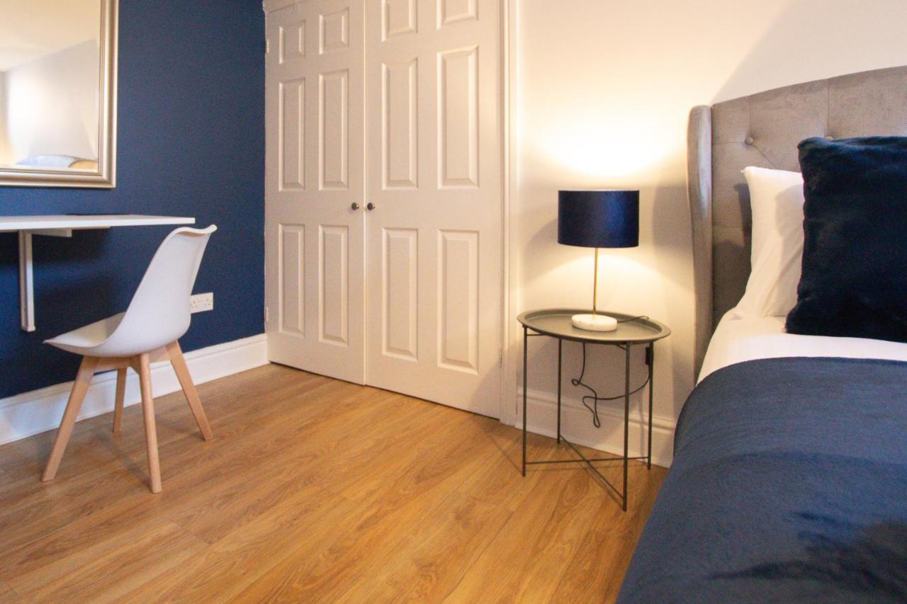 Lord Street - 2 Beautiful Apartments - Sleep Up To 14 Guests - By Rework Accommodation Chester Extérieur photo